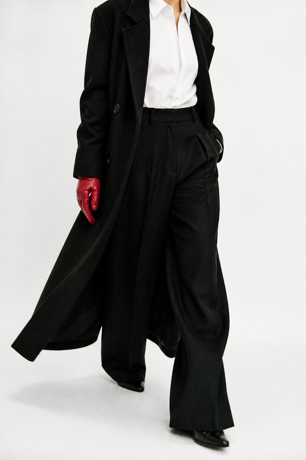 Editorial de moda contemporâneo: casaco preto, camisa branca e detalhe vermelho