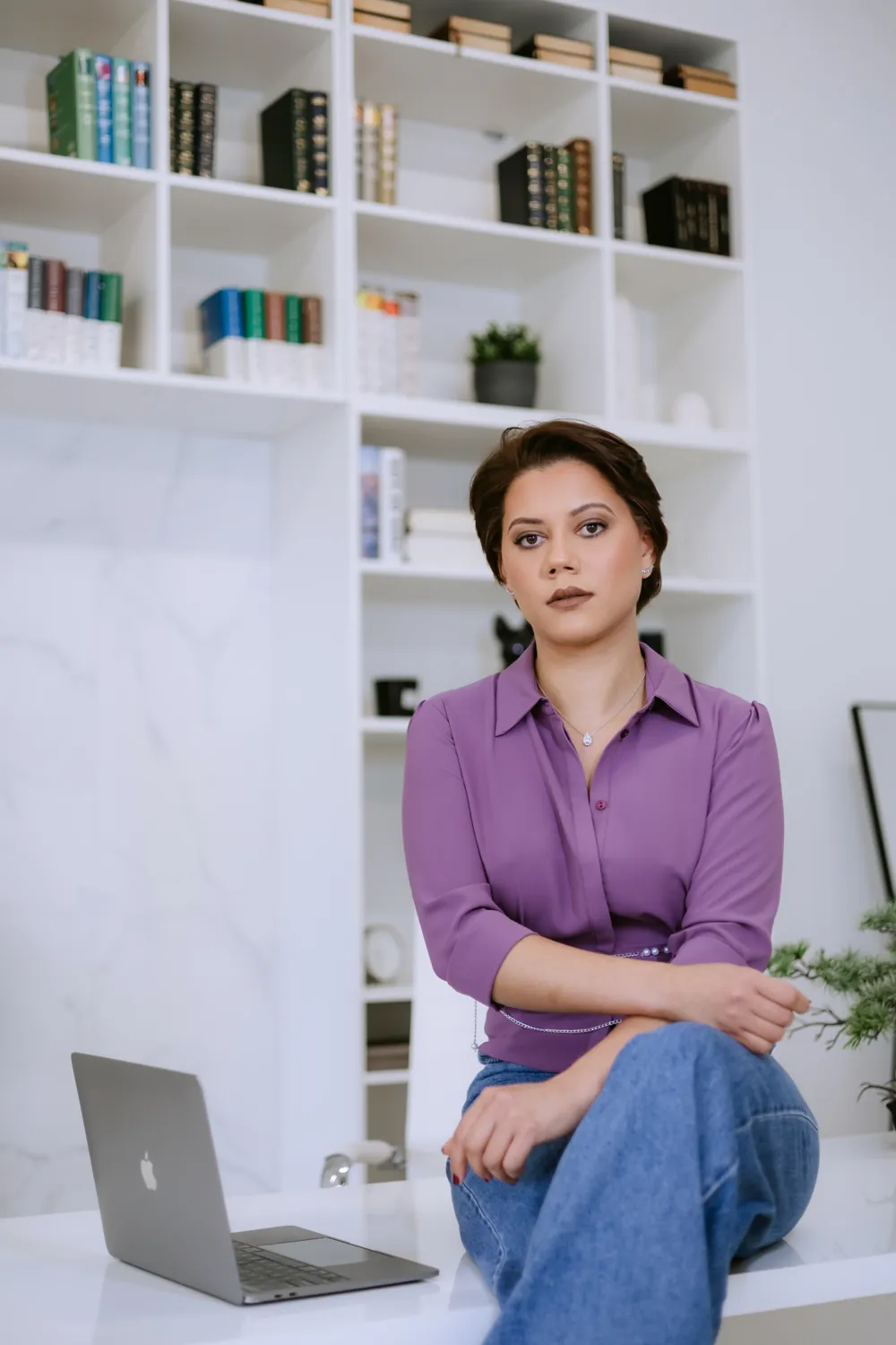 Suellen Meireles no escritório, durante a consultoria